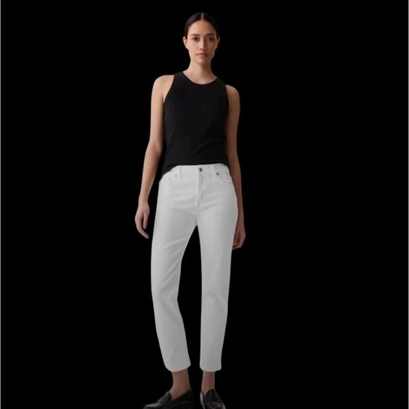 GAP Girlfriend Mid Rise Jeans in Optic White Raw Hem S794591-00 - Size 33 (16R) - Picture 1 of 9